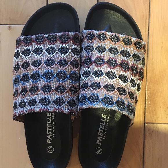 Shoes - Cool slides🍒